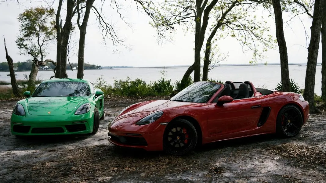 "Porsche 718 Cayman vs. Porsche 718 Boxster: A Head-to-Head Battle of Driving Thrills"|http://www.hohocar.com/newsd/list/vehicle